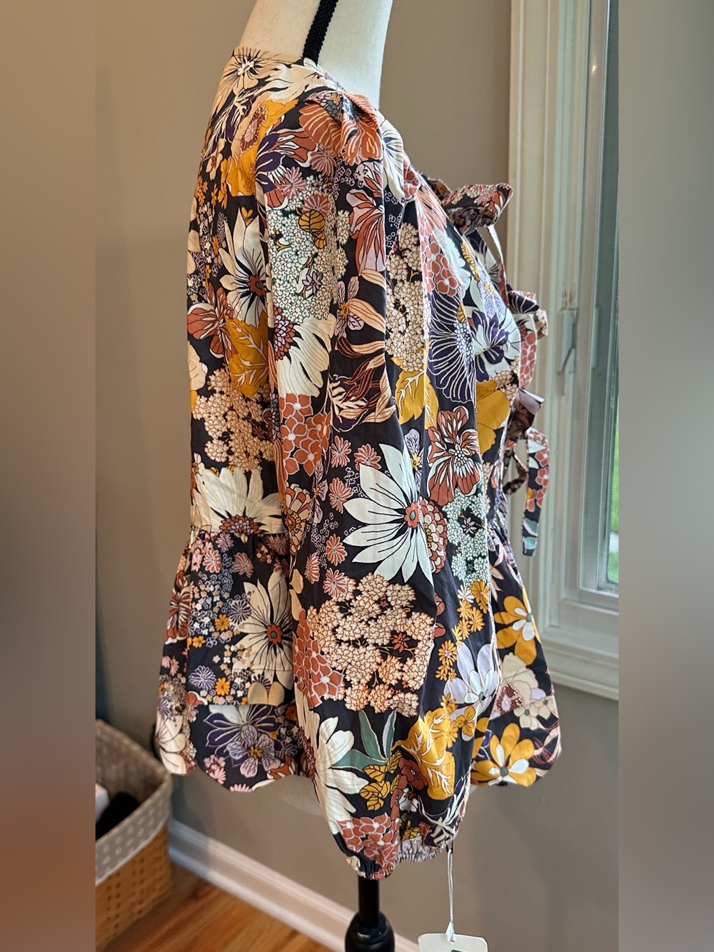 Listicle Bold Floral Tie-Front Babydoll balloon sleeve Top Charcoal Peplum Large - Picture 4 of 7